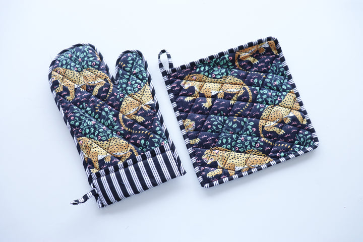 Oven glove and Potholder set - Set of 2 - Dark blue Cheetahs