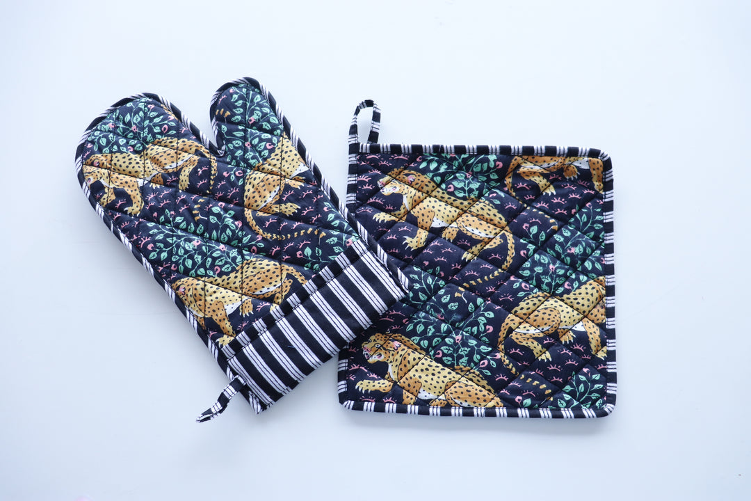 Oven glove and Potholder set - Set of 2 - Dark blue Cheetahs