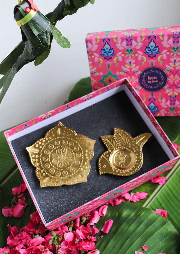 Set of 2 handcrafted metal tea light holders bird and lotus flower in gift box
