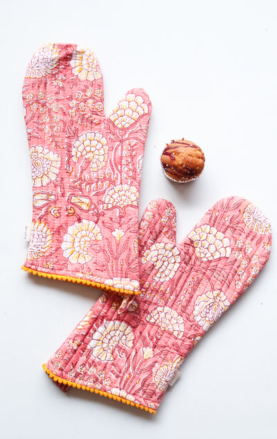 Set of two oven gloves